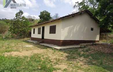 Imagem: A casa possui 3 Dormitórios, 2 Banheiros, 2 Vagas na garagem