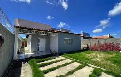 Imagem: A casa possui 3 Dormitórios, 2 Banheiros, 2 Vagas na garagem