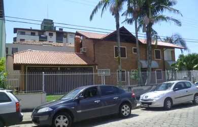 Imagem: A casa possui 4 Dormitórios, 4 Banheiros, 3 Vagas na garagem