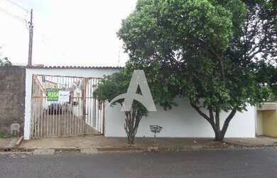 Imagem: A casa possui 3 Dormitórios, 1 Banheiro, 1 Vaga na garagem