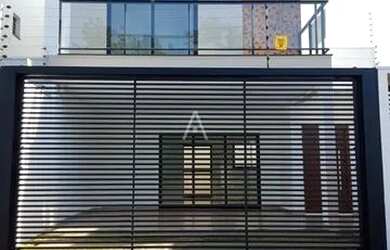 Imagem: A casa possui 3 Dormitórios, 3 Banheiros, 2 Vagas na garagem