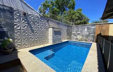 Imagem: A casa possui 3 Dormitórios, 3 Banheiros, 4 Vagas na garagem