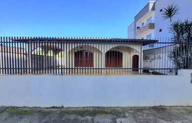 Imagem: A casa possui 5 Dormitórios, 2 Banheiros, 2 Vagas na garagem