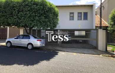 Imagem: A casa possui 3 Dormitórios, 4 Banheiros, 5 Vagas na garagem