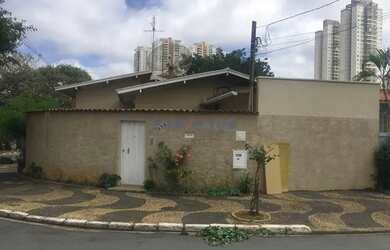 Imagem: A casa possui 5 Dormitórios, 3 Banheiros, 3 Vagas na garagem