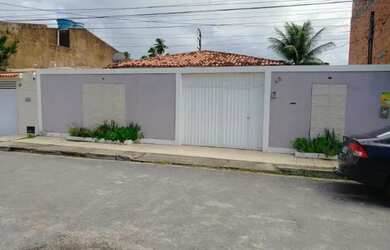 Imagem: A casa possui 4 Dormitórios, 2 Banheiros, 3 Vagas na garagem