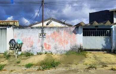 Imagem: A casa possui 3 Dormitórios, 2 Banheiros, 200m² de Área