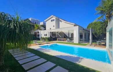 Imagem: A casa em condomínio possui 5 Dormitórios, 5 Banheiros, 2