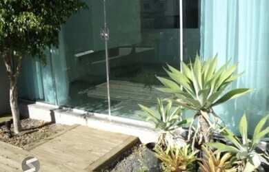 Imagem: A casa possui 3 Dormitórios, 1 Banheiro, 2 Vagas na garagem