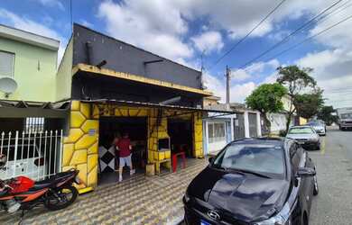 Imagem: A casa possui 2 Dormitórios, 1 Banheiro, 2 Vagas na garagem