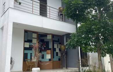 Imagem: A casa possui 2 Dormitórios, Acomodam 6 pessoas e 4 Vagas na