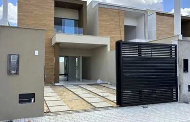 Imagem: A casa possui 3 Dormitórios, 2 Banheiros, 1 Vaga na garagem