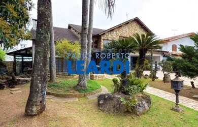 Imagem: A casa em condomínio possui 4 Dormitórios, 4 Banheiros, 470m²