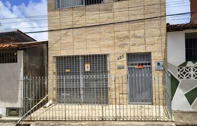 Imagem: A casa possui 4 Dormitórios, 1 Banheiro, 2 Vagas na garagem