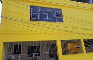 Imagem: A casa possui 5 Dormitórios, 3 Banheiros, 1 Vaga na garagem