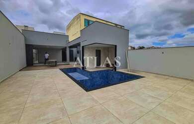 Imagem: A casa possui 3 Dormitórios, 5 Banheiros, 3 Vagas na garagem