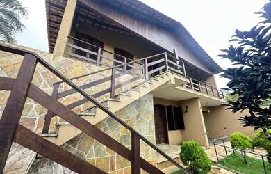 Imagem: A casa possui 4 Dormitórios, 5 Banheiros, 3 Vagas na garagem