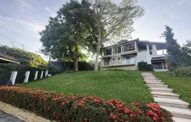 Imagem: A casa em condomínio possui 5 Dormitórios, 5 Banheiros, 780m²