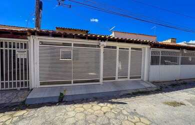 Imagem: A casa possui 2 Dormitórios, 2 Banheiros, 2 Vagas na garagem