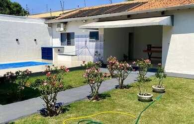 Imagem: A casa possui 4 Dormitórios, 2 Banheiros, 4 Vagas na garagem