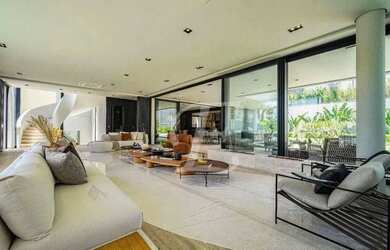 Imagem: A casa possui 5 Dormitórios, 5 Banheiros, 5 Vagas na garagem