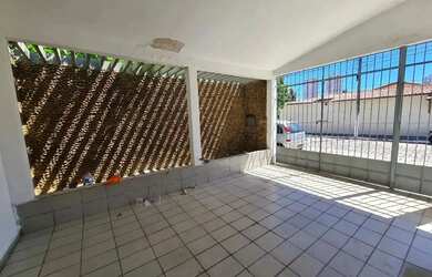 Imagem: A casa possui 3 Dormitórios, 3 Banheiros, 1 Vaga na garagem