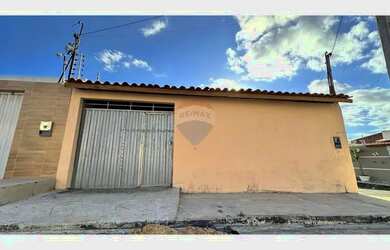 Imagem: A casa possui 3 Dormitórios, 2 Banheiros, 1 Vaga na garagem