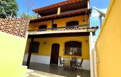 Imagem: A casa possui 2 Dormitórios, 2 Banheiros, 3 Vagas na garagem