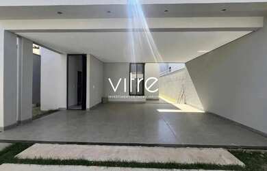 Imagem: A casa possui 3 Dormitórios, 2 Banheiros, 2 Vagas na garagem