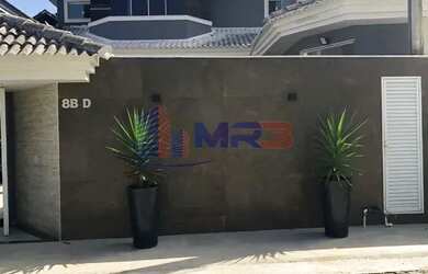 Imagem: A casa possui 3 Dormitórios, 3 Banheiros, 2 Vagas na garagem