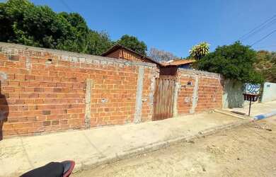 Imagem: A casa possui 1 Dormitório, 1 Banheiro, 300m² de Área e