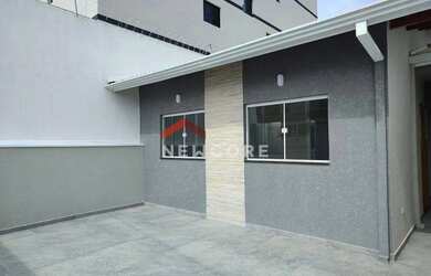 Imagem: A casa possui 3 Dormitórios, 1 Banheiro, 2 Vagas na garagem