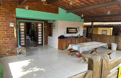 Imagem: A casa em condomínio possui 3 Dormitórios, 1 Banheiro, 2 Vagas