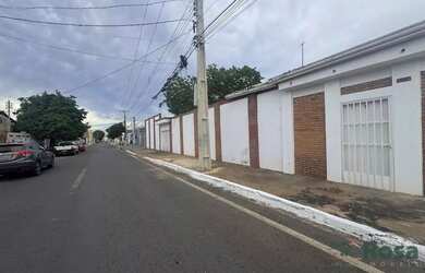 Imagem: A casa possui 4 Dormitórios, 4 Banheiros, 2 Vagas na garagem