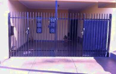 Imagem: A casa possui 2 Dormitórios, 1 Banheiro, 2 Vagas na garagem