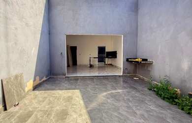 Imagem: A casa possui 3 Dormitórios, 2 Banheiros, 2 Vagas na garagem