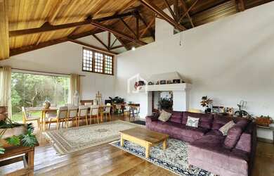 Imagem: A casa possui 3 Dormitórios, 3 Banheiros, 3 Vagas na garagem