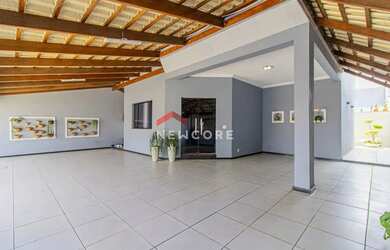 Imagem: A casa possui 3 Dormitórios, 2 Banheiros, 5 Vagas na garagem