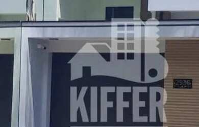 Imagem: A casa possui 3 Dormitórios, 1 Banheiro, 2 Vagas na garagem