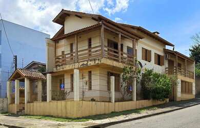 Imagem: A casa possui 4 Dormitórios, 3 Banheiros, 2 Vagas na garagem