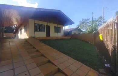 Imagem: A casa possui 2 Dormitórios, 1 Banheiro, 2 Vagas na garagem