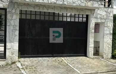 Imagem: A casa possui 4 Dormitórios, 1 Banheiro, 4 Vagas na garagem