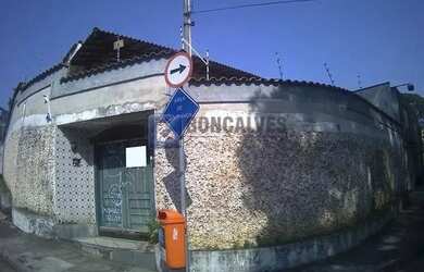 Imagem: A casa possui 3 Dormitórios, 2 Banheiros, 4 Vagas na garagem