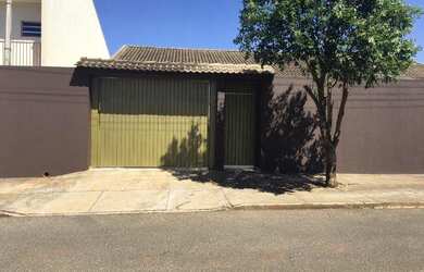 Imagem: A casa possui 3 Dormitórios, 2 Vagas na garagem, 200m² de