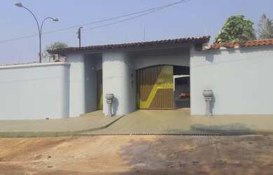 Imagem: A casa possui 4 Dormitórios, 5 Banheiros e 3 Vagas na garagem