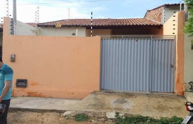 Imagem: A casa possui 3 Dormitórios, 2 Banheiros, 2 Vagas na garagem