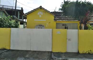 Imagem: A casa possui 4 Dormitórios, 2 Banheiros, 1 Vaga na garagem