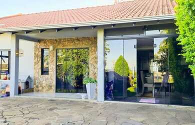 Imagem: A casa possui 3 Dormitórios, 2 Banheiros, 2 Vagas na garagem