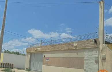 Imagem: A casa possui 3 Dormitórios, 2 Banheiros, 3 Vagas na garagem