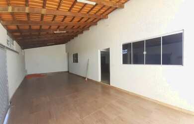 Imagem: A casa possui 2 Dormitórios, 1 Banheiro, 3 Vagas na garagem